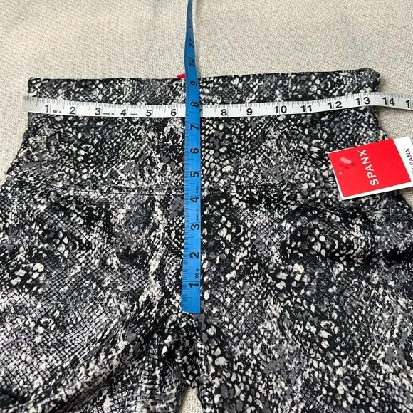 SPANX Faux Leather Snake Shine Leggings Size Large NWT Grey Pants - Picture 3 of 9